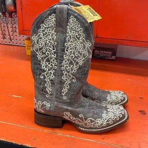 Brand new corral square toe boots. Never worn. Floral stitching.